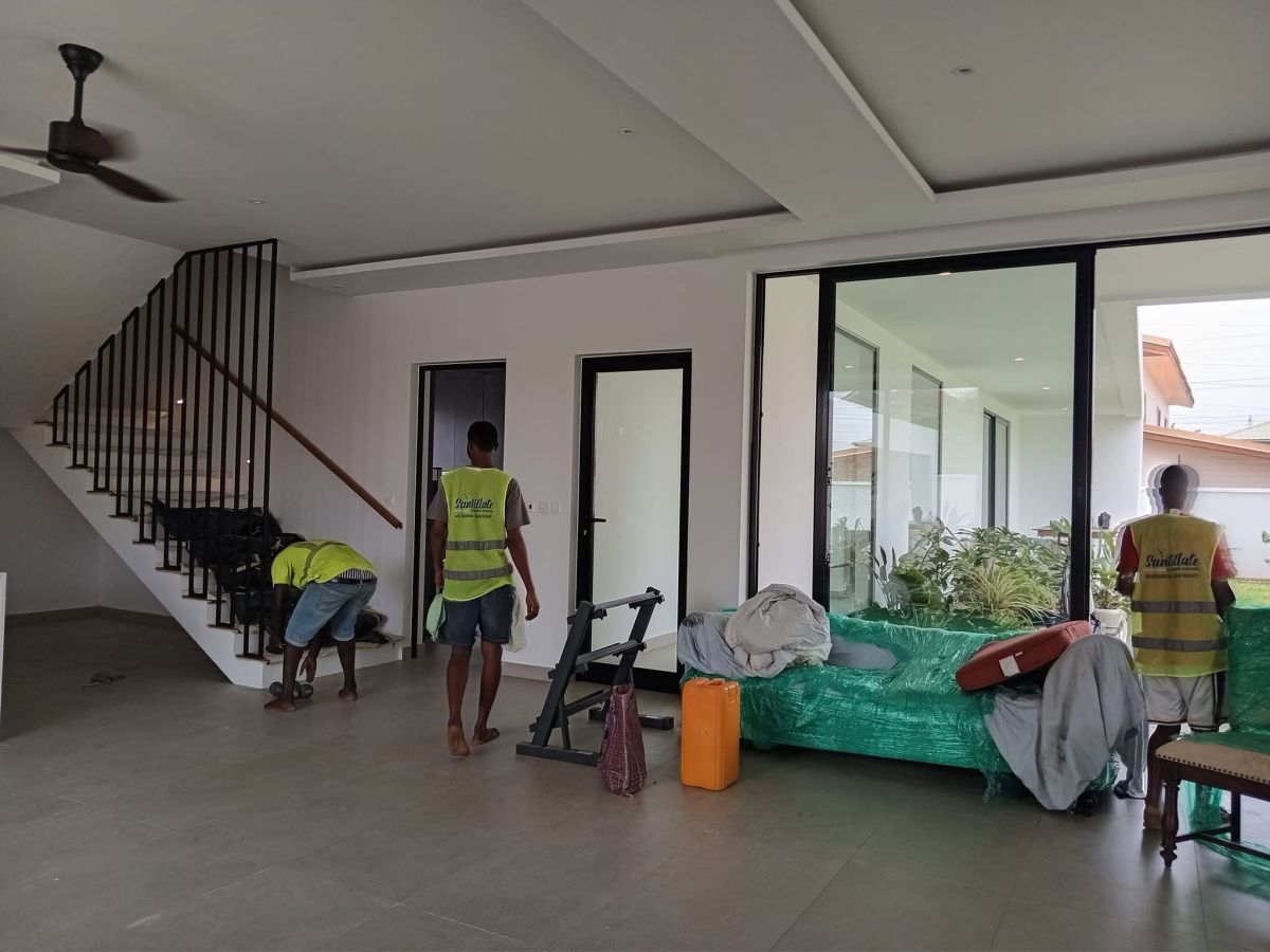 KAAK Movers crew at work in a client home
